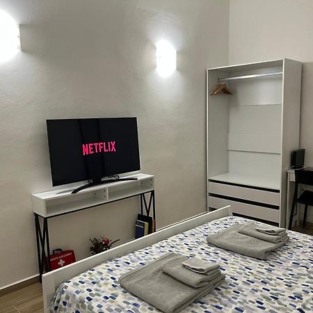 Al 106 Apartment Free Wi-Fi 5 Min Dalla Stazione Prato  Exterior photo